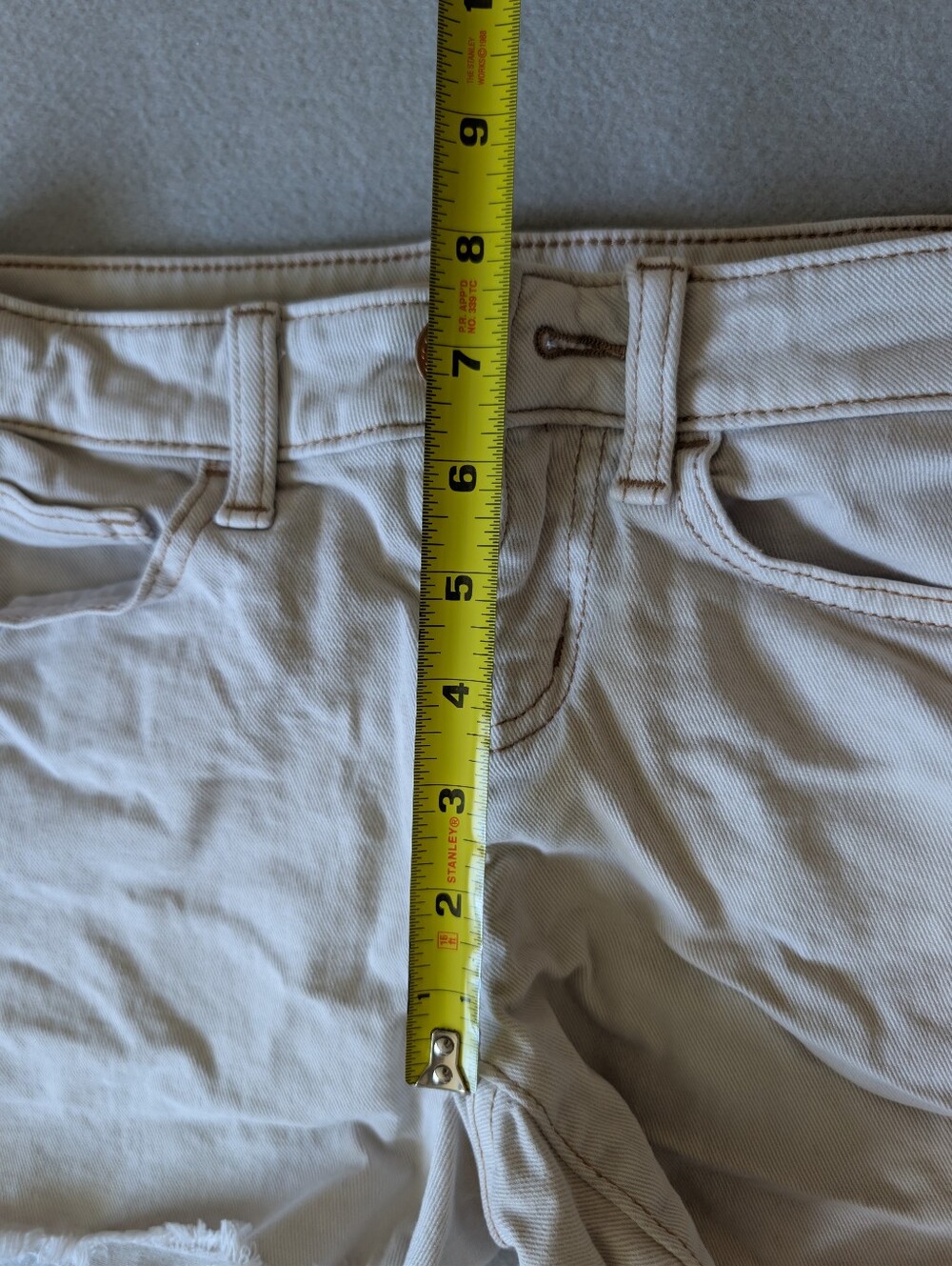 Low Rise Distressed Raw Hem Cream Denim Midi Jean Shorts Contrast Stitch Sz 3/26 image 5